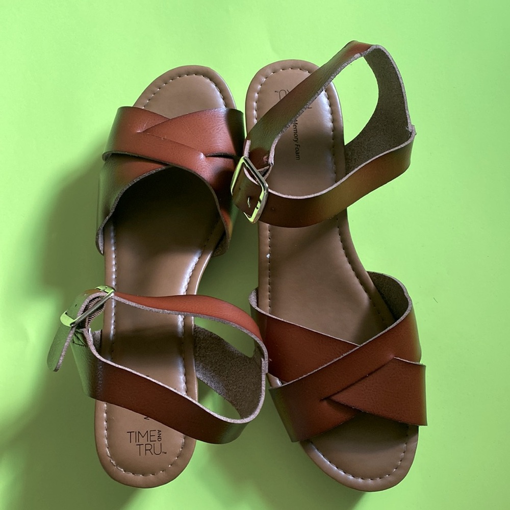 Strap, he sandals, with a thick heel